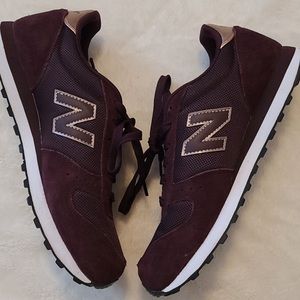 Women’s New Balance burgundy rose gold 8.5